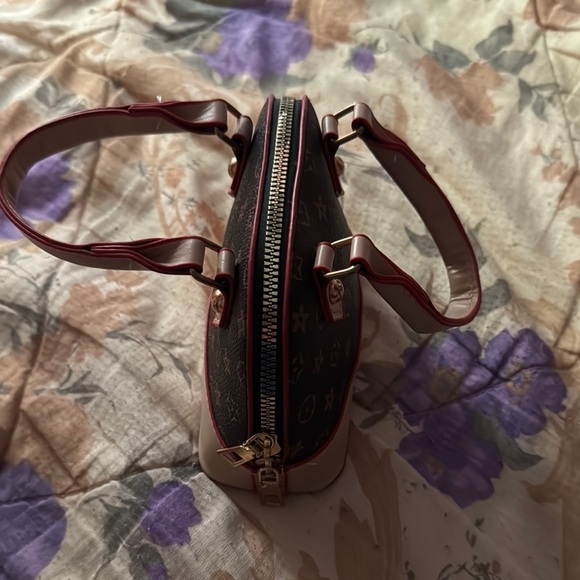 Stylish Black and Tan Designer Handbag - Picture 5 of 6